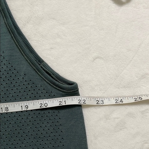 Lululemon Athletica Green Muscle Tee with Cut Out Design - Picture 8 of 10